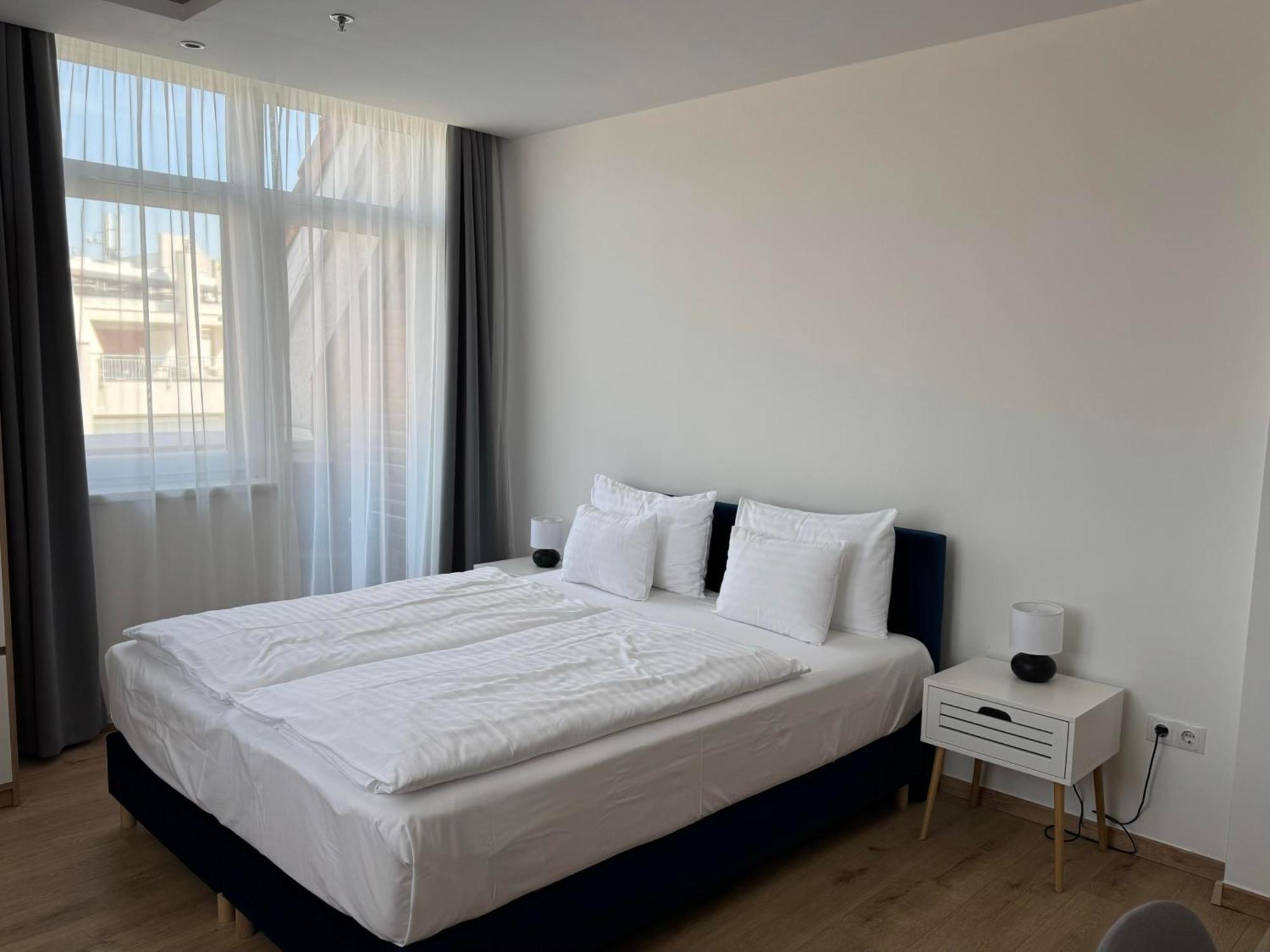 Rooftop City Residence With Deep Garage Budapest Bagian luar foto
