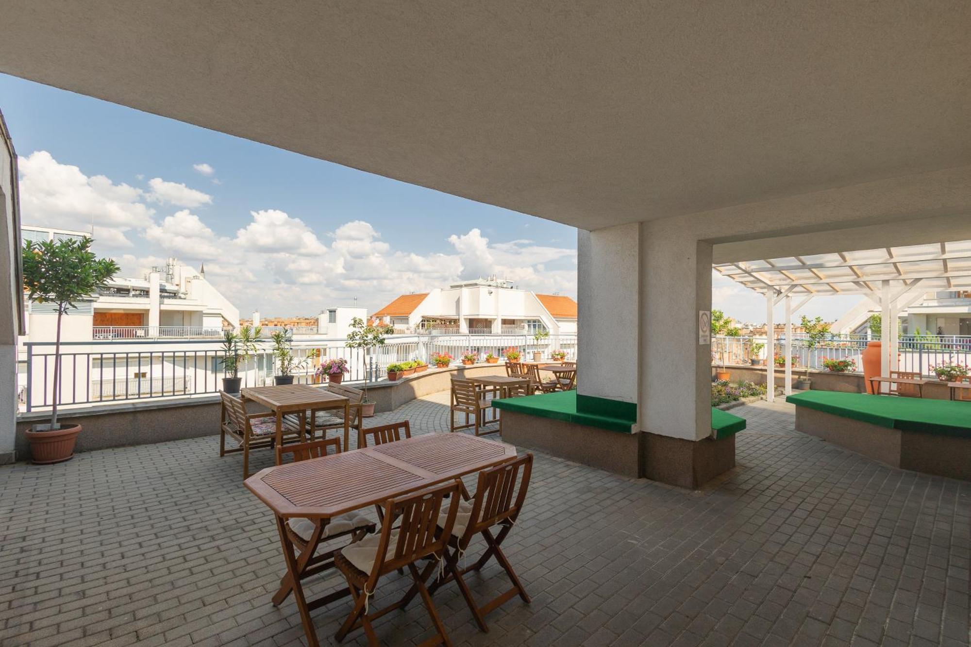 Rooftop City Residence With Deep Garage Budapest Bagian luar foto