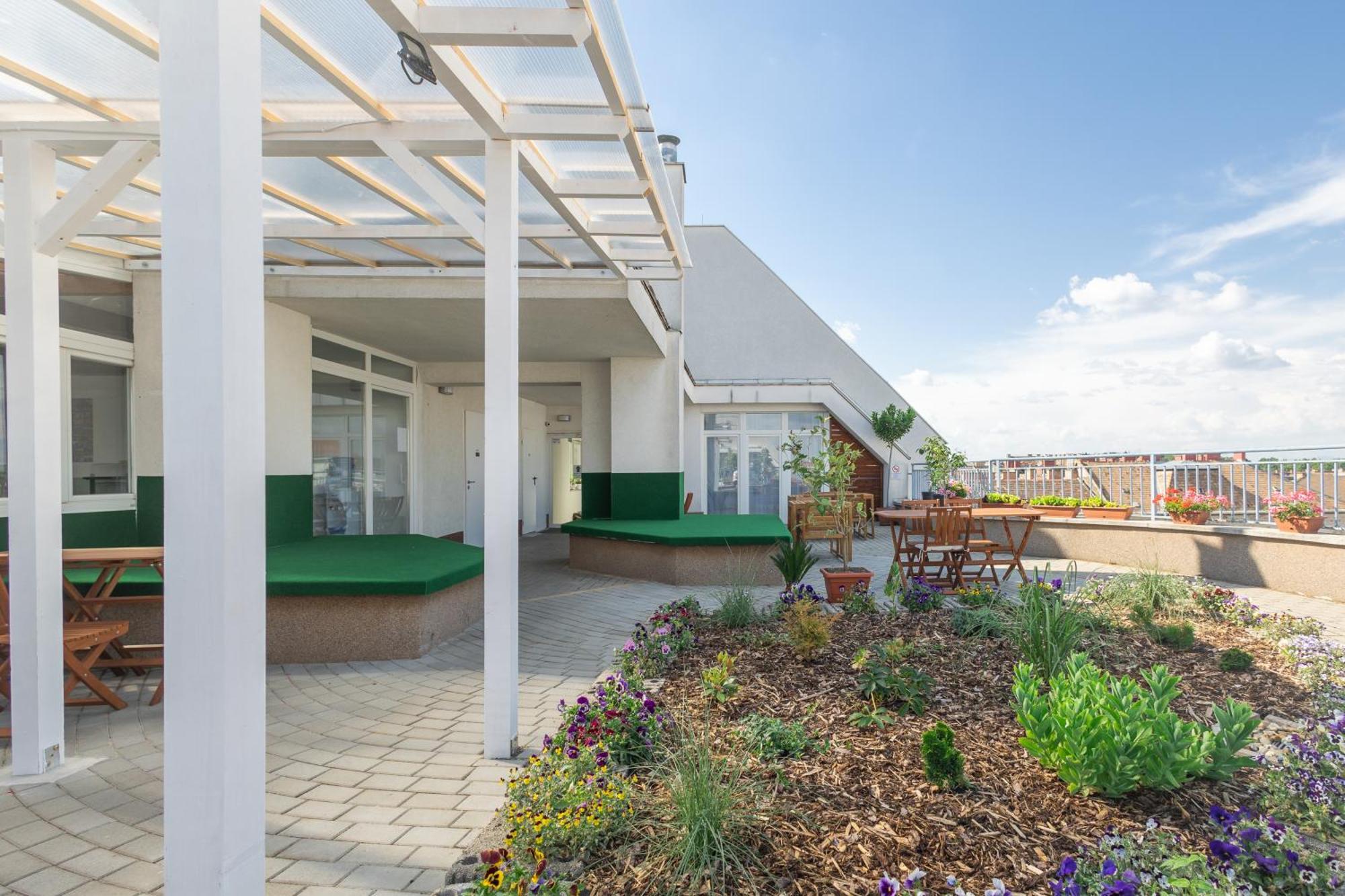 Rooftop City Residence With Deep Garage Budapest Bagian luar foto